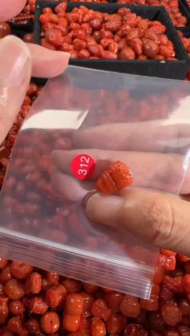 南红玛瑙未镶嵌颈饰1