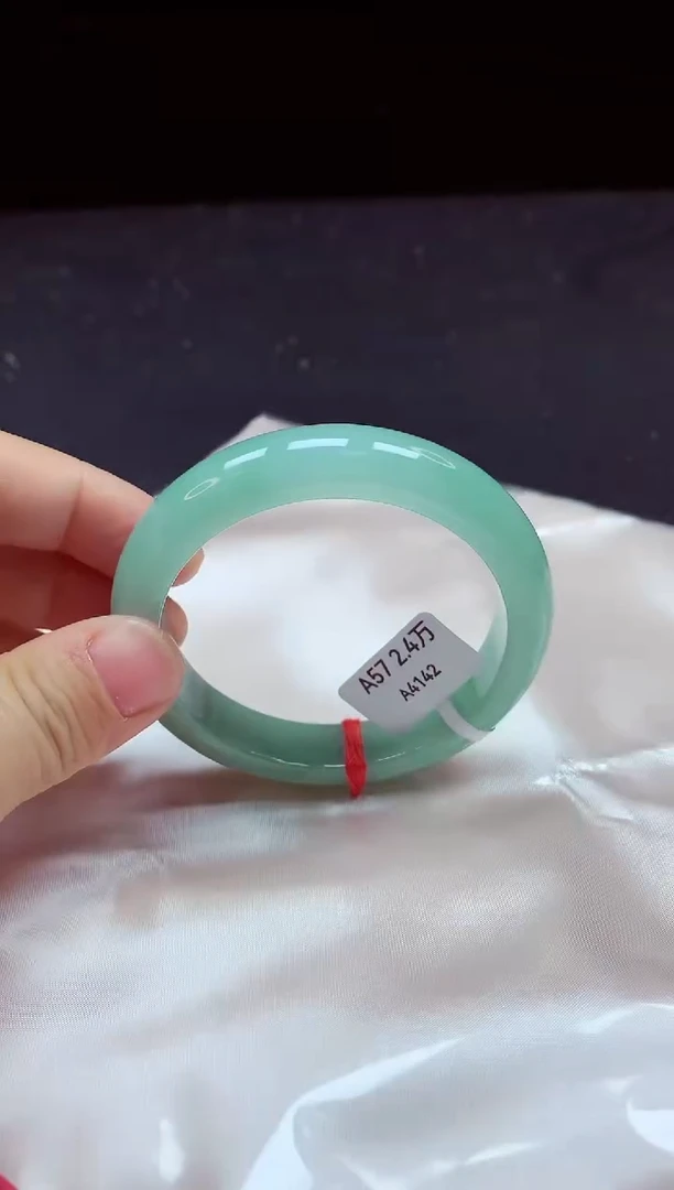 【闪购商品】翡翠手镯未镶嵌镯子57+