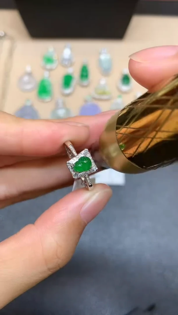 18K金镶嵌戒指翡翠葫芦【无服务费