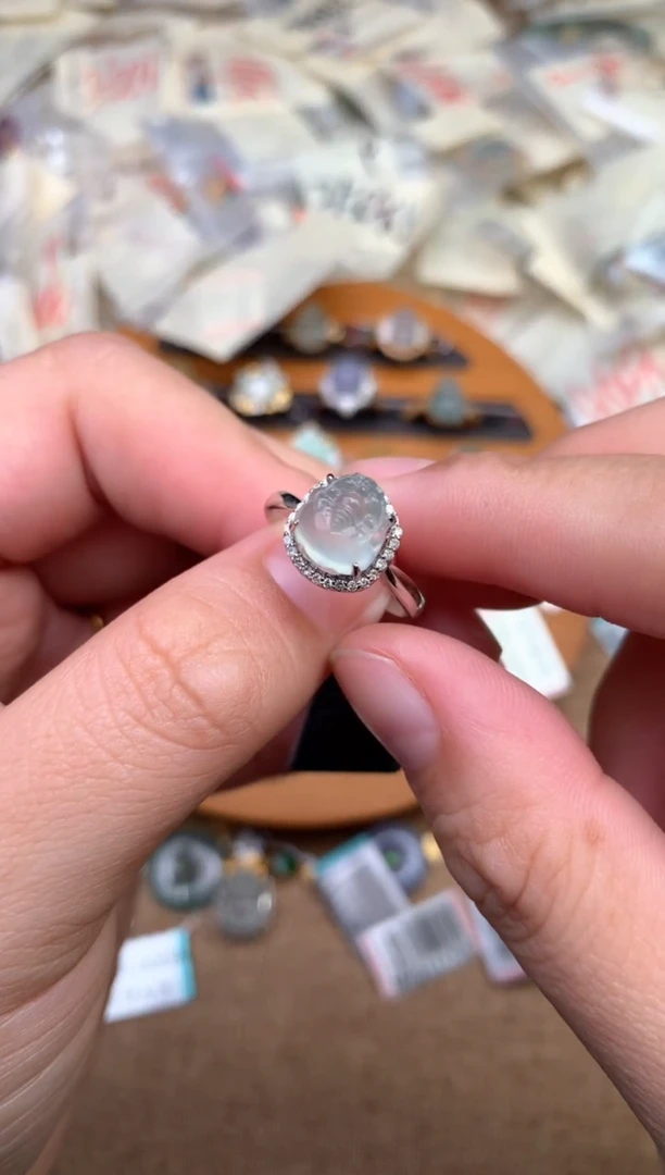 18K金镶嵌挂件翡翠一