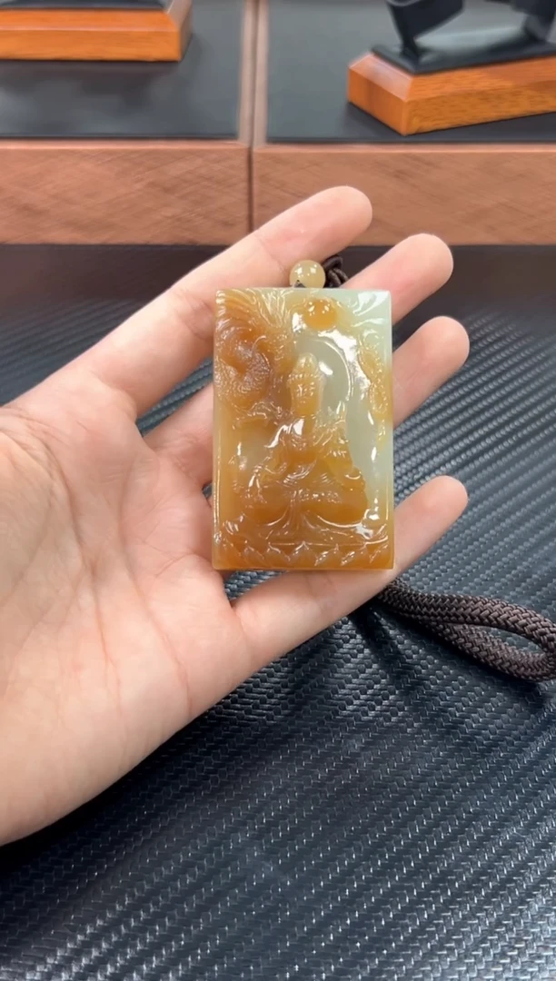 吊坠(赠链)未镶嵌和田玉若羌微色差吊坠