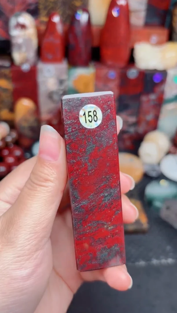 玉桂林鸡血玉印章摆件158