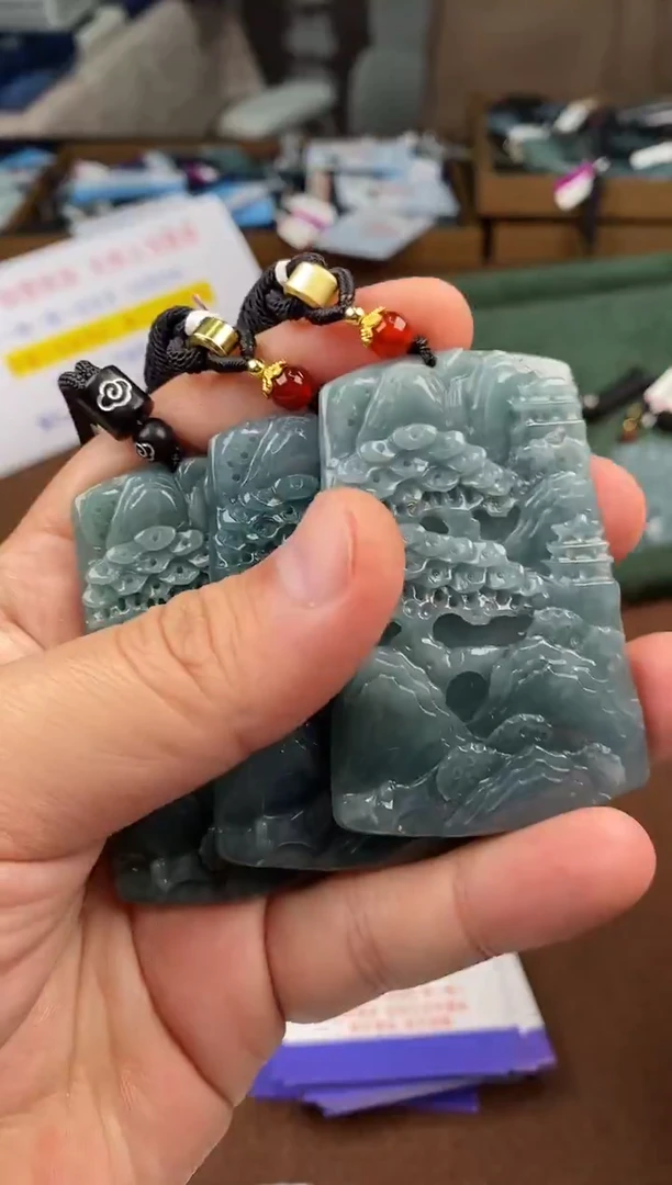 颈饰未镶嵌翡翠  多样性发其一