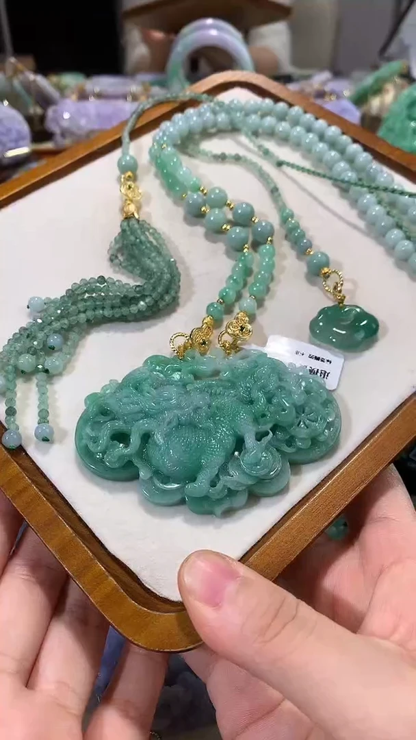 颈饰未镶嵌翡翠吊坠