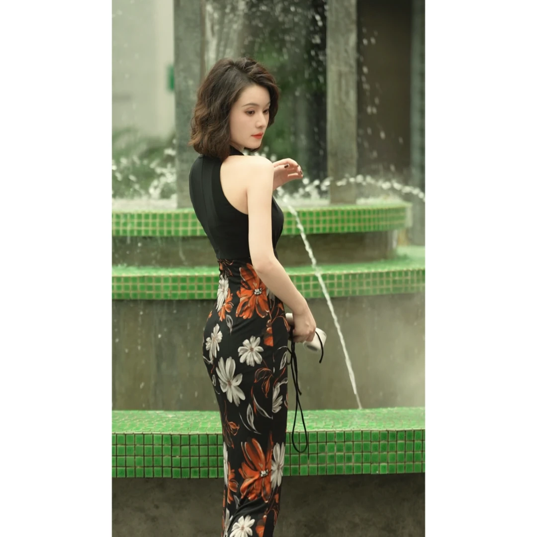 彩彩家【热带花园】盛夏新款原创气质收腰修身复古港风挂脖连衣裙