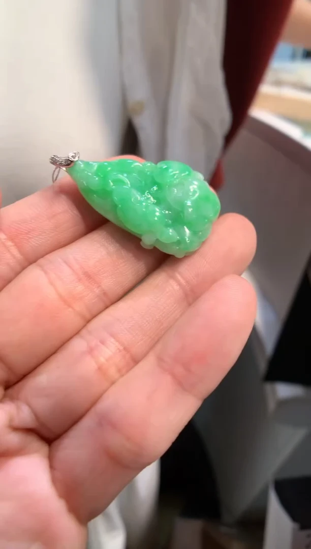 颈饰18K金镶嵌翡翠白菜