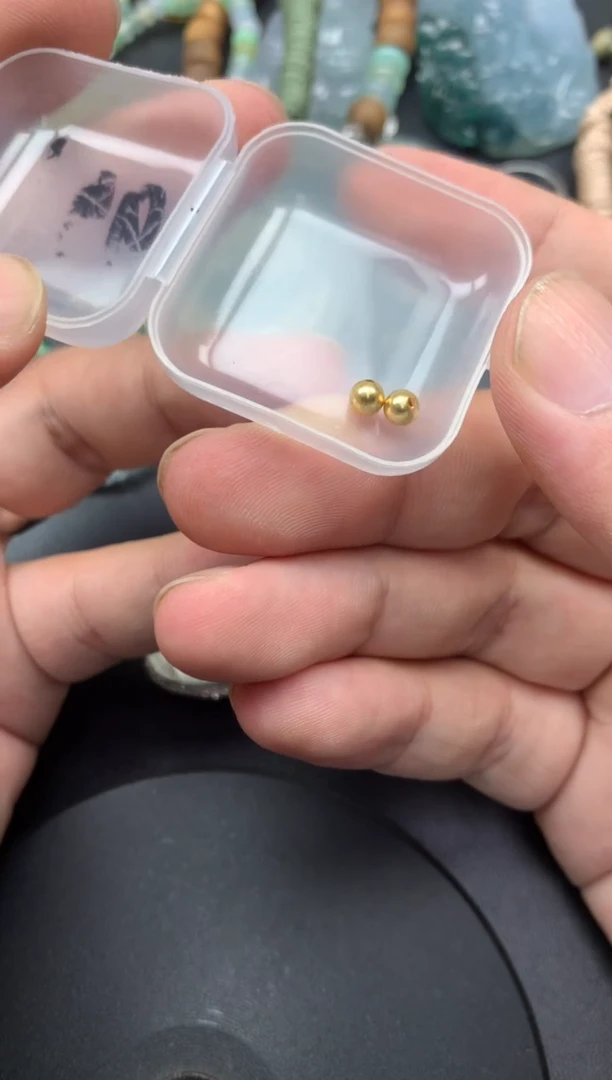 颈饰18K金镶嵌翡翠湖金珠4mm