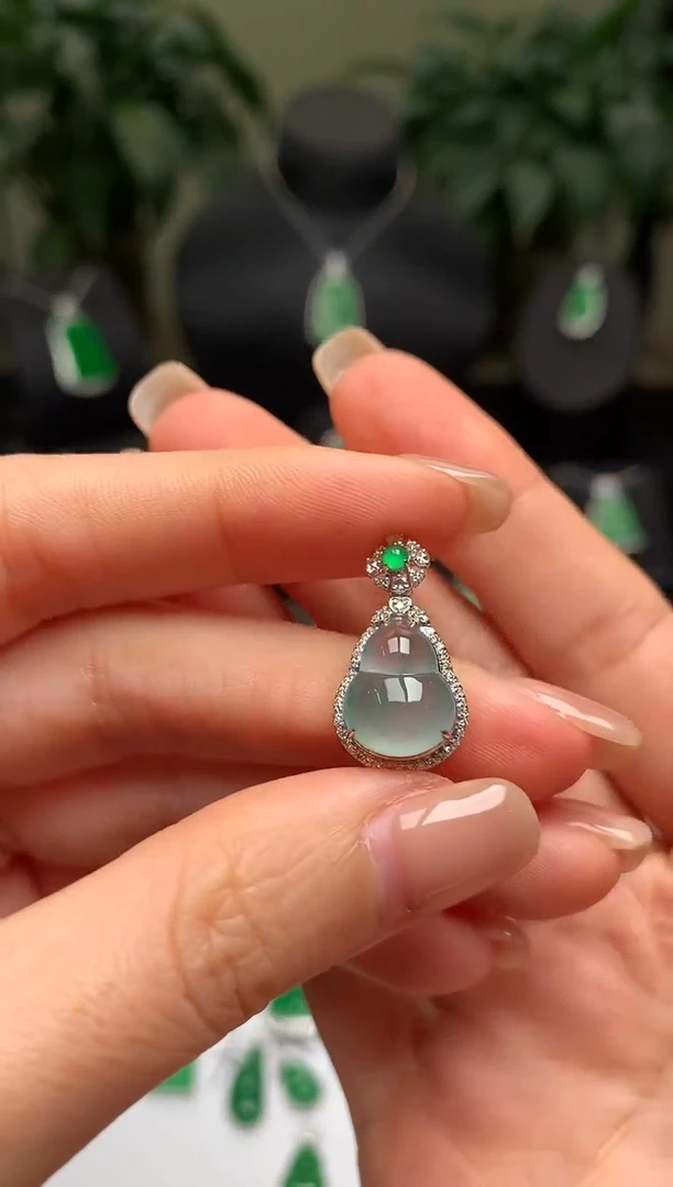 颈饰18K金镶嵌翡翠葫芦