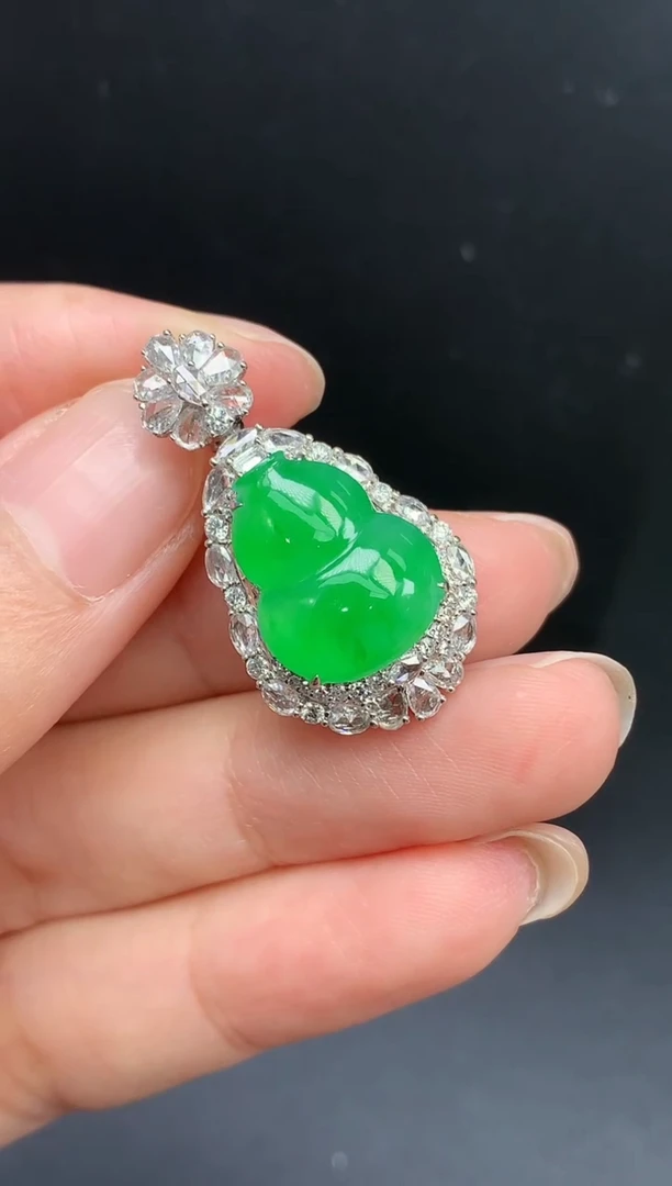 翡翠18K金镶嵌颈饰葫芦