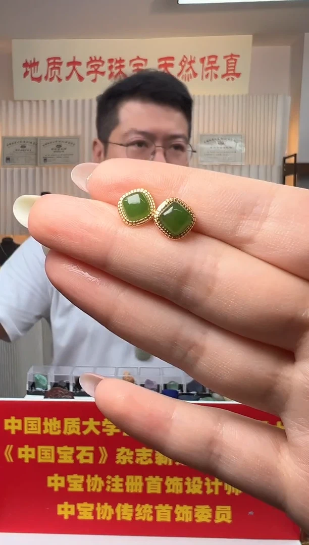 和田玉银S925镶嵌耳饰碧玉冰底辣绿耳钉S925银