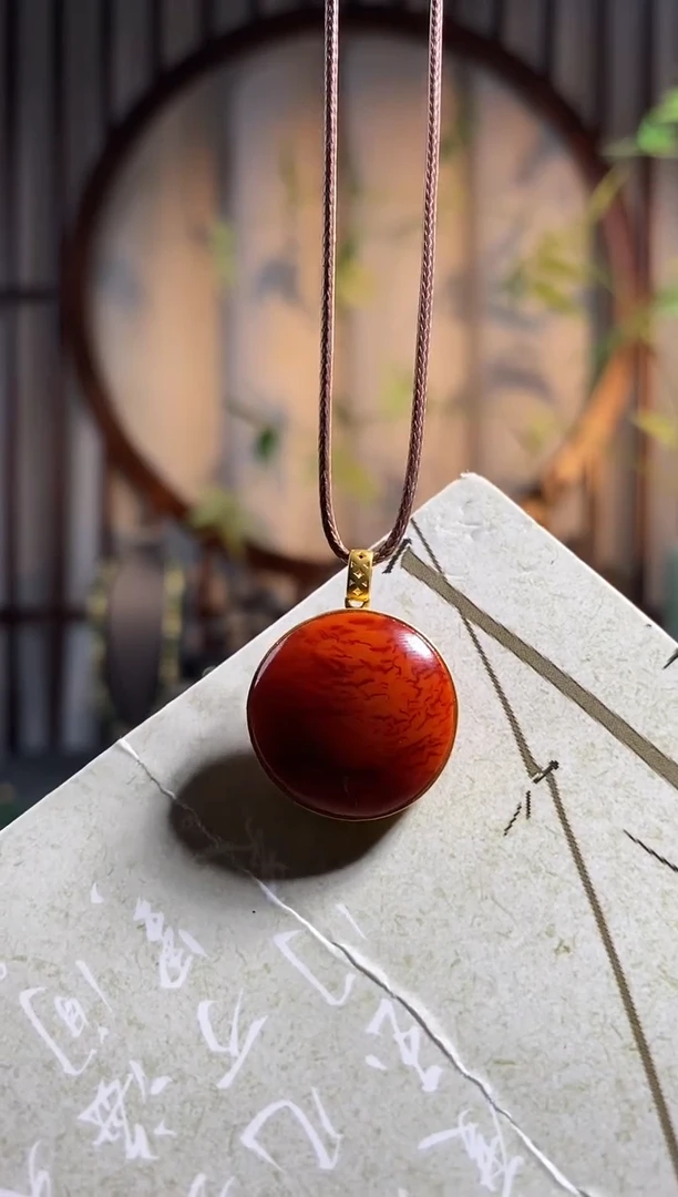 颈饰18K金镶嵌南红玛瑙，原矿南红、火焰虎皮纹——圆牌