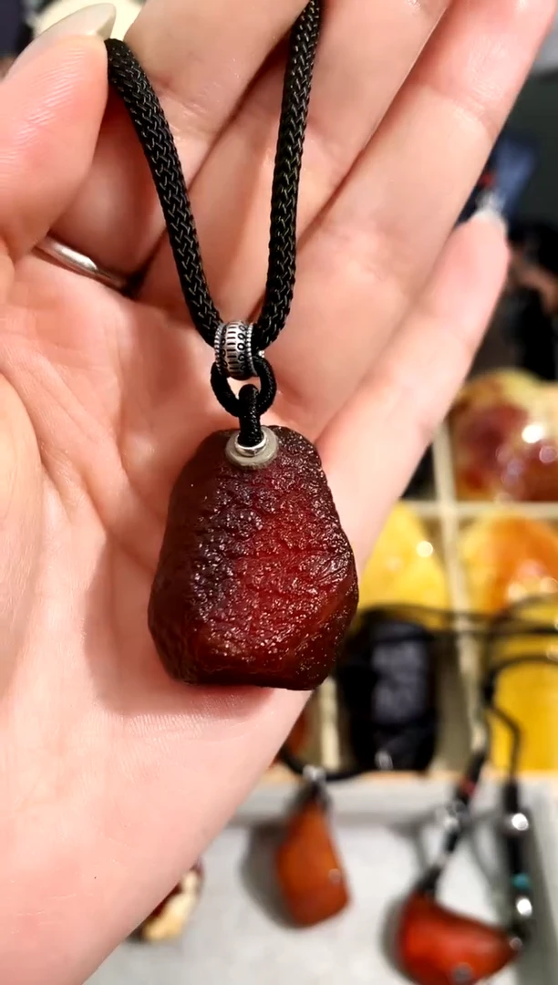 未镶嵌琥珀裸石似玉