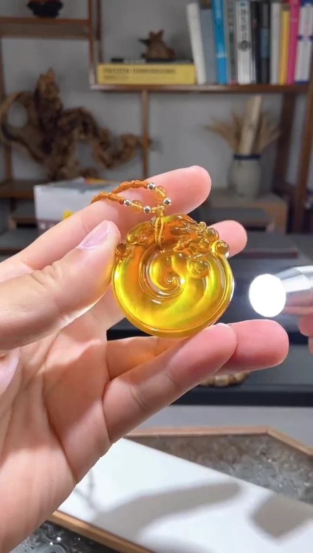 琥珀颈饰未镶嵌龙扣