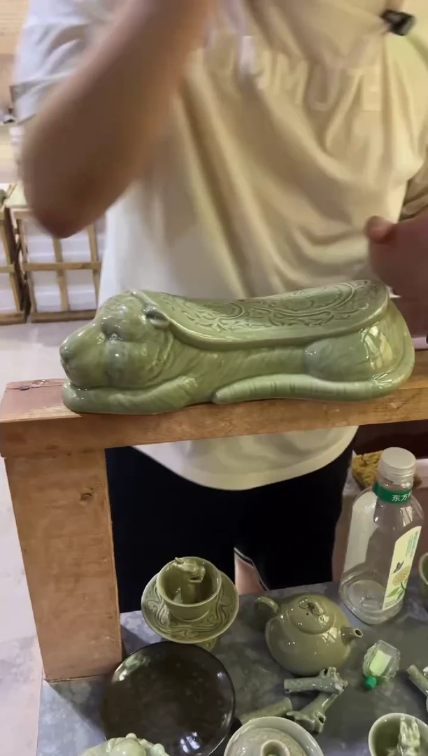 耀州窑青瓷虎虎生威枕头