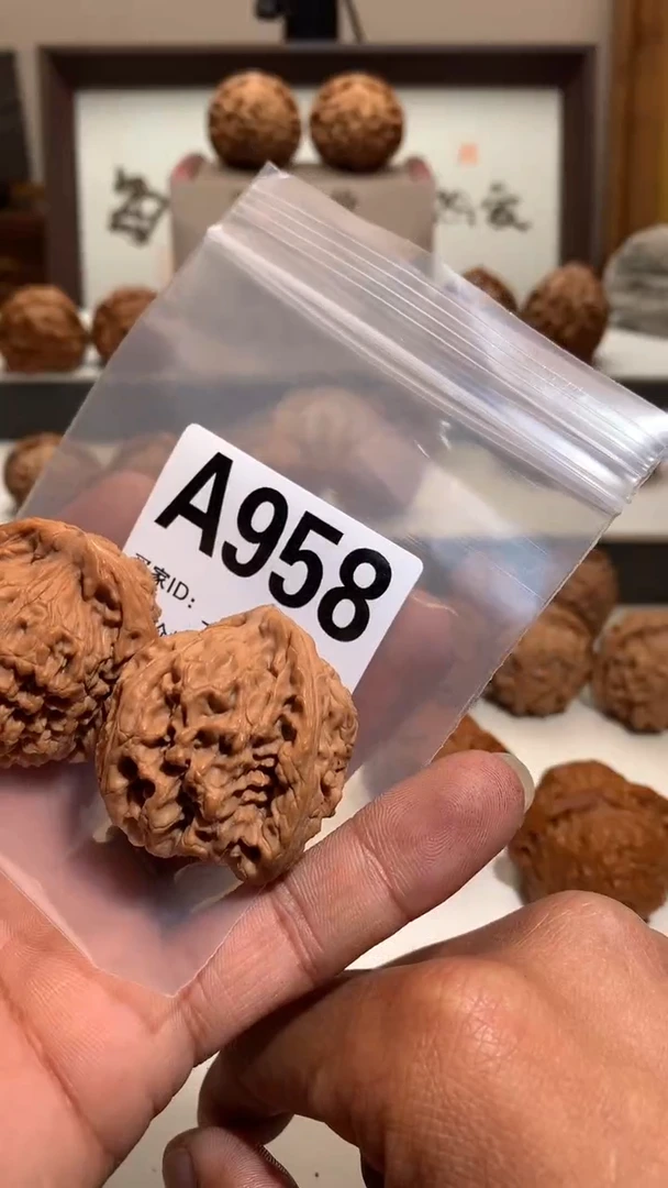 桃核把件【丰泰】 40  左右南疆石