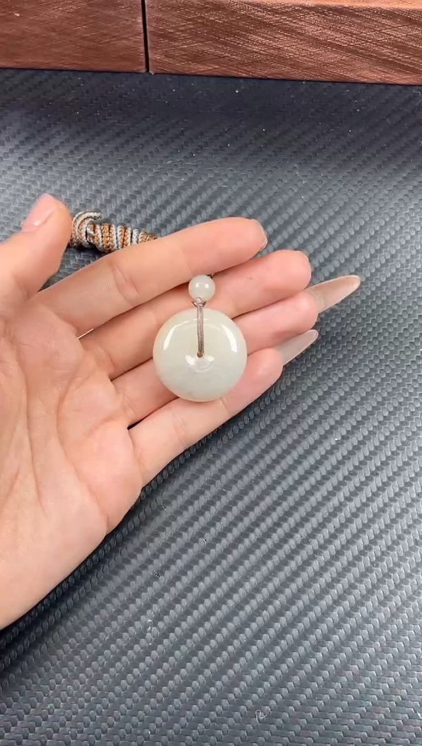 吊坠(赠链)未镶嵌和田玉黑山微色差平安扣J