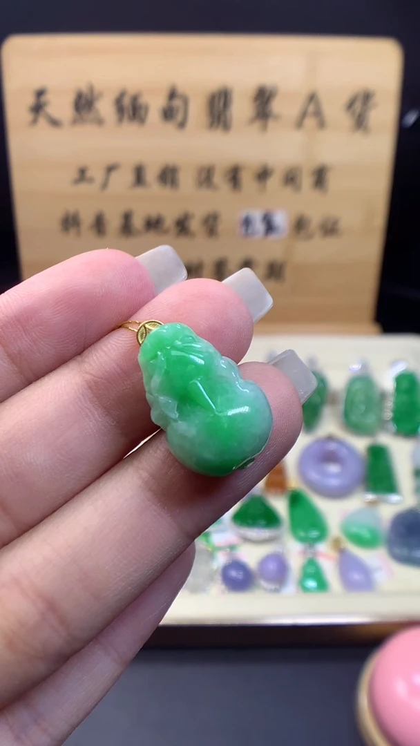 翡翠18K金镶嵌颈饰缅甸A货翡翠