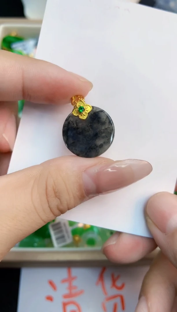翡翠未镶嵌颈饰1
