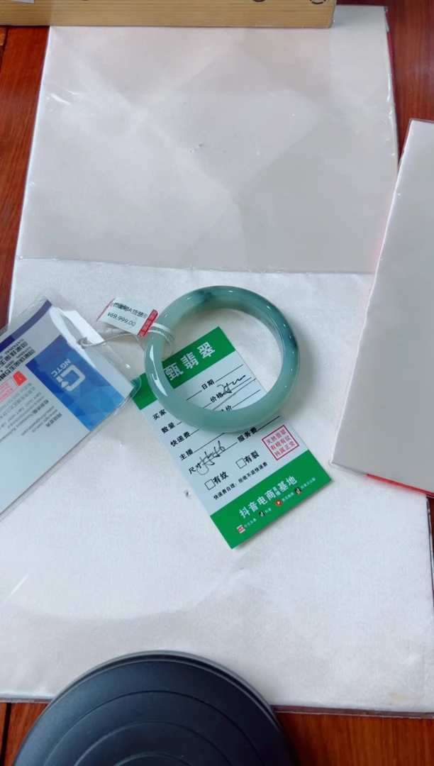 未镶嵌手镯翡翠小**?手镯