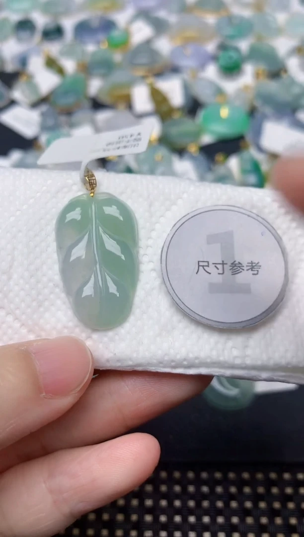 颈饰18K金镶嵌翡翠天然缅甸A货翡翠
