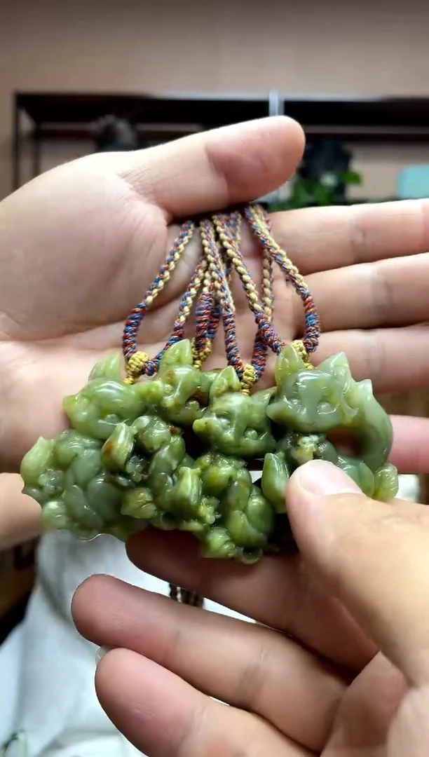 岫玉未镶嵌吊坠多样性发货发其中之一