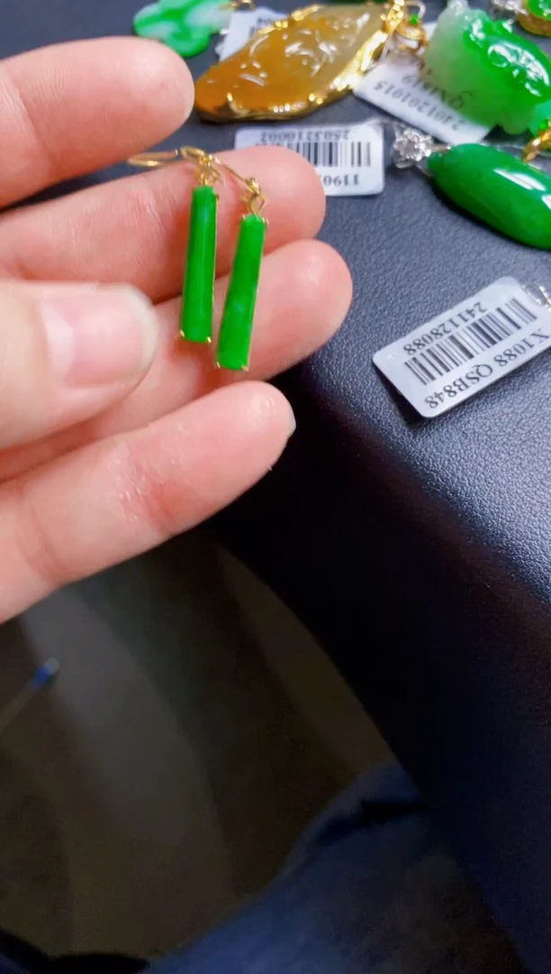 颈饰18K金镶嵌翡翠耳饰