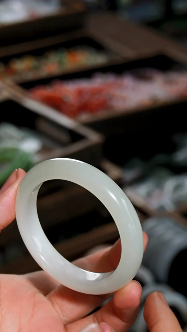 和田玉手镯未镶嵌008  52圈口