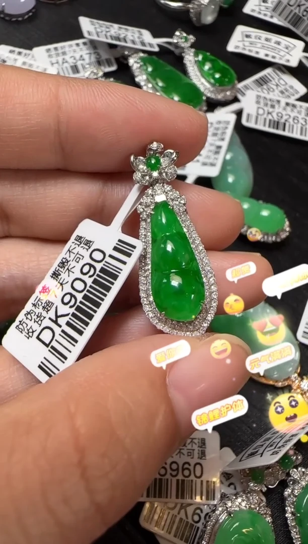 颈饰18K金镶嵌翡翠DK9090冰绿豆豆