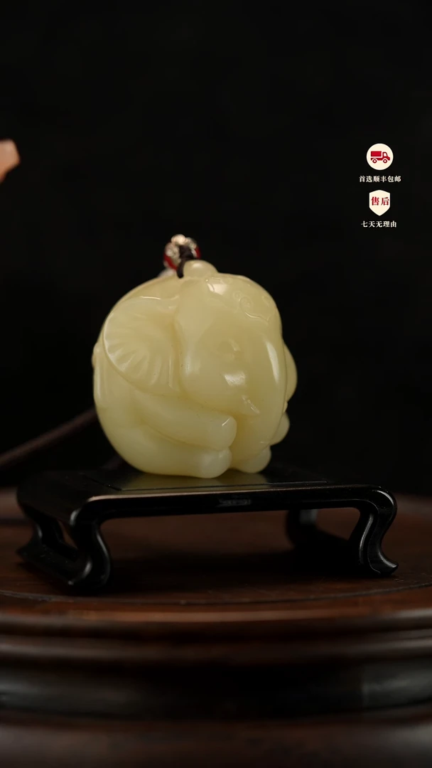 云南石竹叶青雕刻：手握吉象手把件摆件