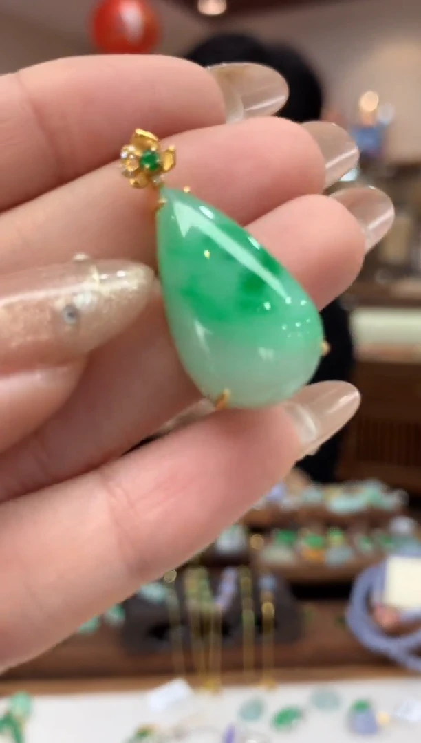 【闪购商品】翡翠吊坠(不含链)18K金镶嵌水滴