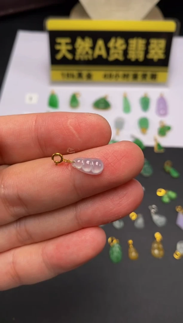 颈饰18K金镶嵌翡翠天然A货翡翠