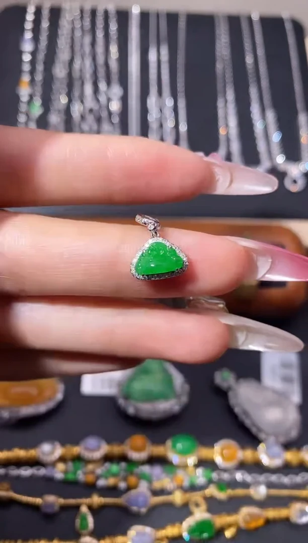 颈饰18K金镶嵌翡翠吊坠