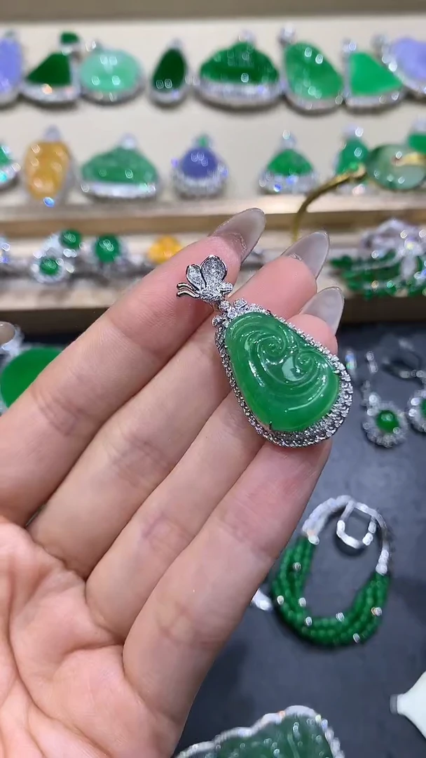 【闪购商品】翡翠吊坠(不含链)18K金镶嵌10团购