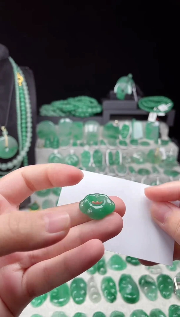 吊坠(赠链)未镶嵌石英质玉（非洲翠）29.300祥云锁