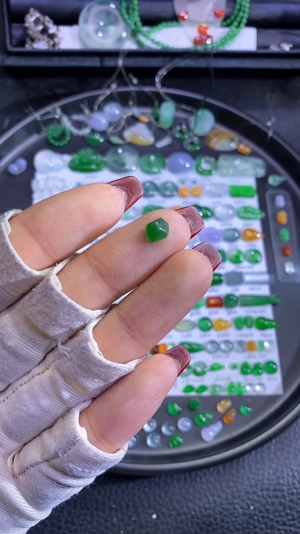 未镶嵌挂件翡翠切割