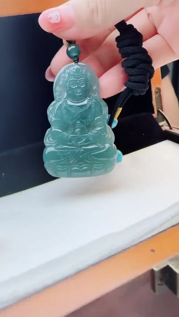 翡翠未镶嵌颈饰多样性发货其中一件