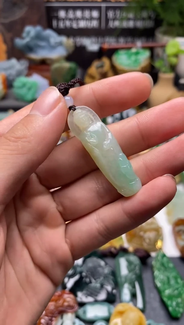 颈饰未镶嵌翡翠底色黄加绿小站佛