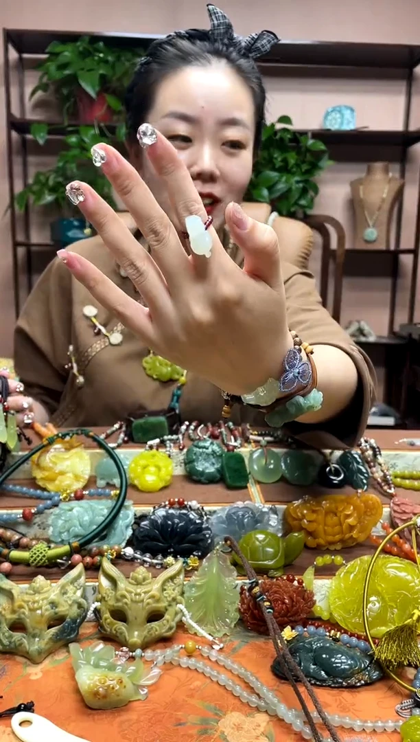 未镶嵌岫玉颈饰 多样性发货发其中之一