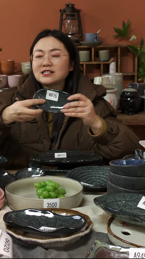 陶瓷A976 一只椭圆窑变黑四足粗陶碟微瑕