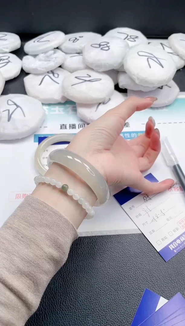 【闪购商品】石英质玉手镯未镶嵌18J85-58