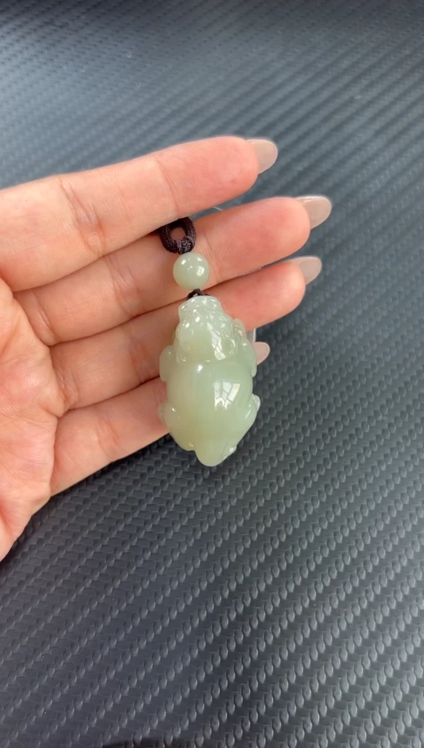 和田玉未镶嵌吊坠(赠链)且末微色差近矿貔貅