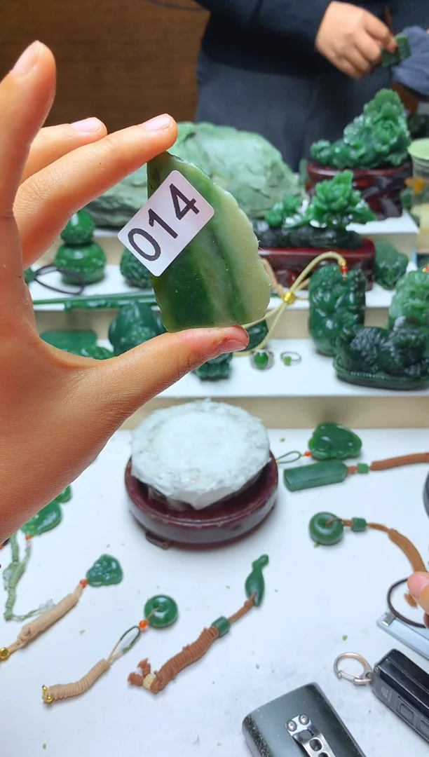 未镶嵌和田玉摆件1