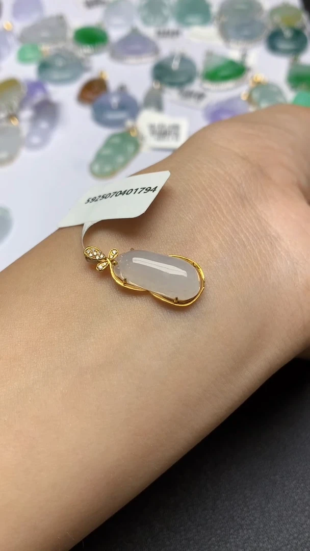 翡翠18K金镶嵌颈饰天然缅甸a货翡翠