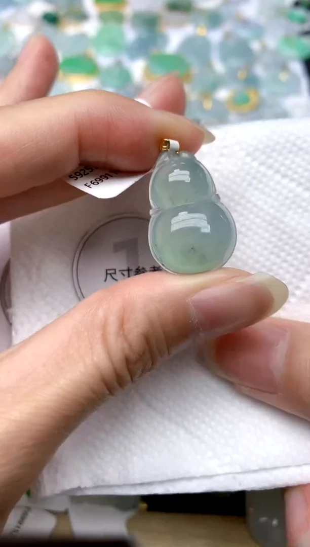 颈饰18K金镶嵌翡翠天然A货翡翠