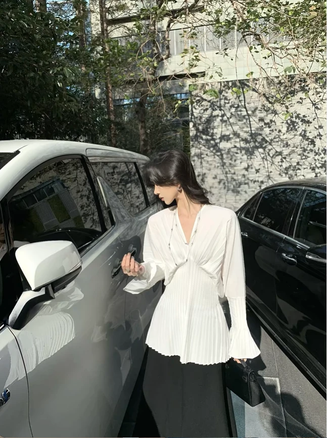 设计感气质显瘦上衣2025春季新款V领束腰重工压褶喇叭袖高腰衬衫