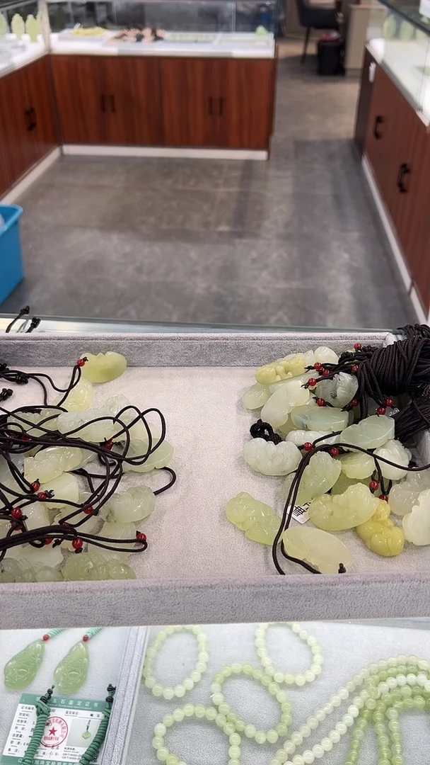 蛇纹石玉未镶嵌颈饰貔貅