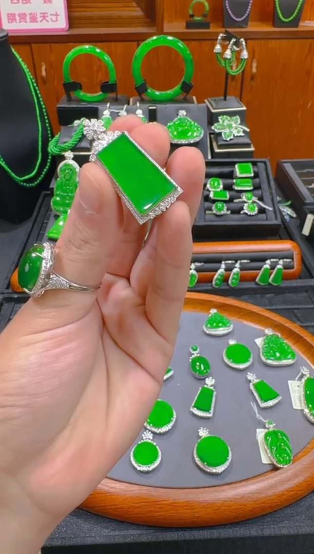 【闪购商品】翡翠吊坠(赠链)18K金镶嵌天然A货翡翠