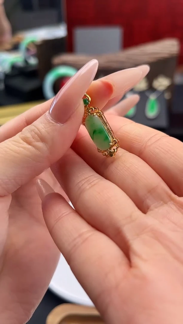 翡翠18K金镶嵌颈饰吊坠