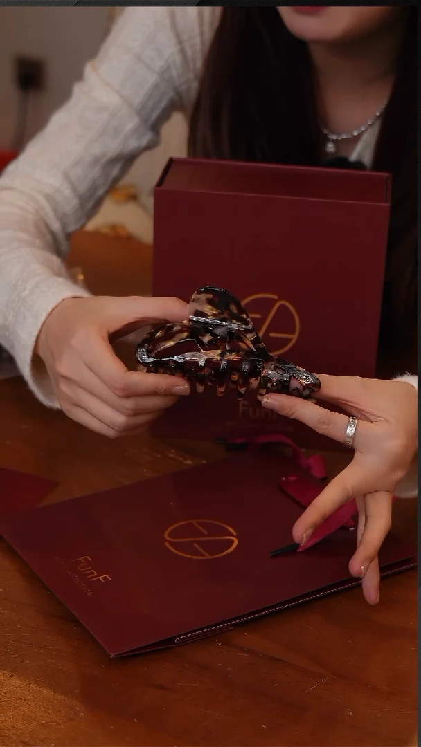 陶226-饰品如图----------