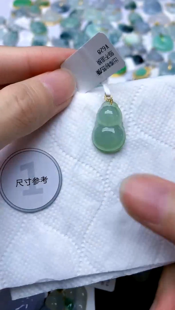 颈饰18K金镶嵌翡翠天然A货翡翠